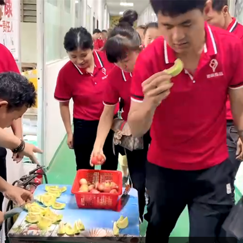 邁來(lái)飾品廠(chǎng)為員工發(fā)放應季水果